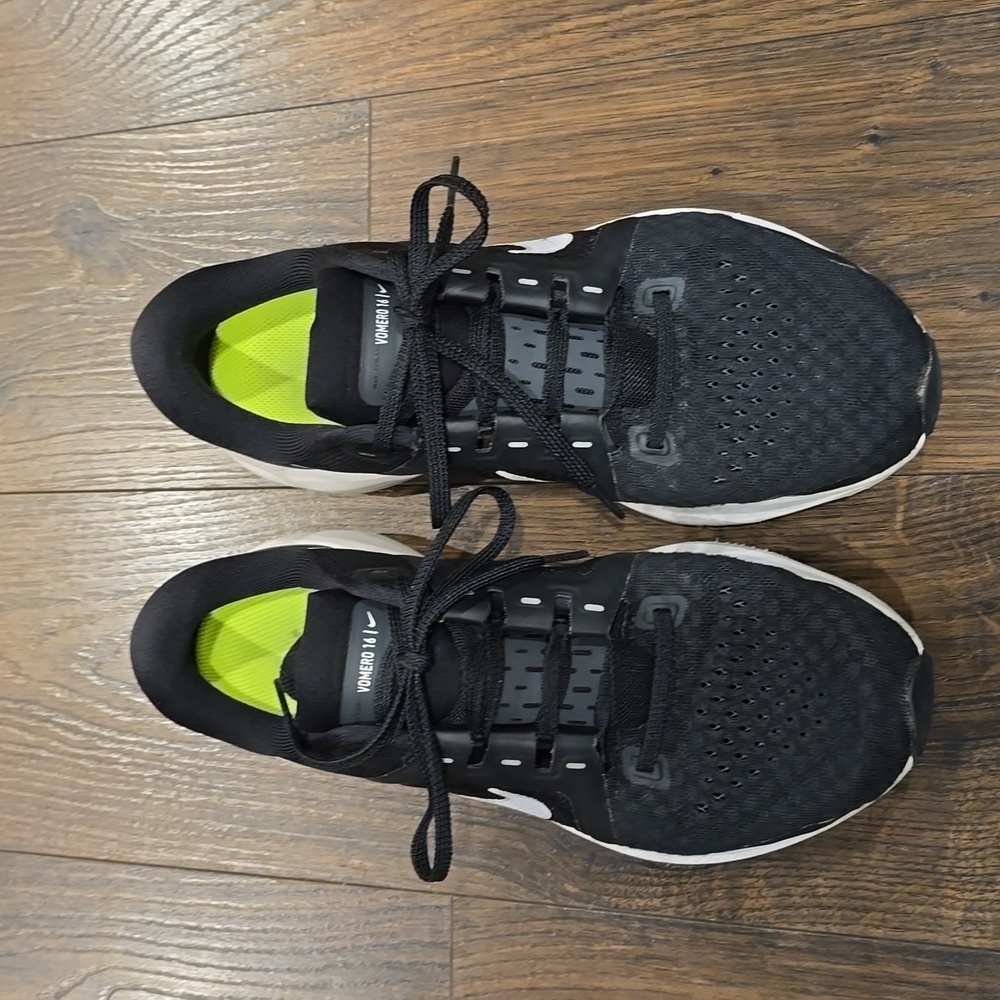Women's in good condition size 8.5 Nike.